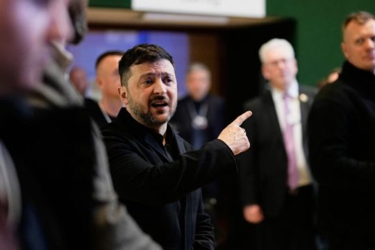 Τα ουκρανικά σύνορα στην ατζέντα της τριμερούς στο Άμπου Ντάμπι